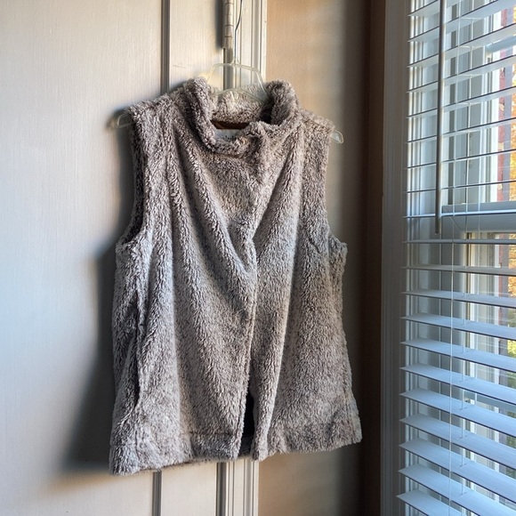 dylan Jackets & Blazers - NWT Dylan Los Angeles Faux Fur Zip Up Vest M